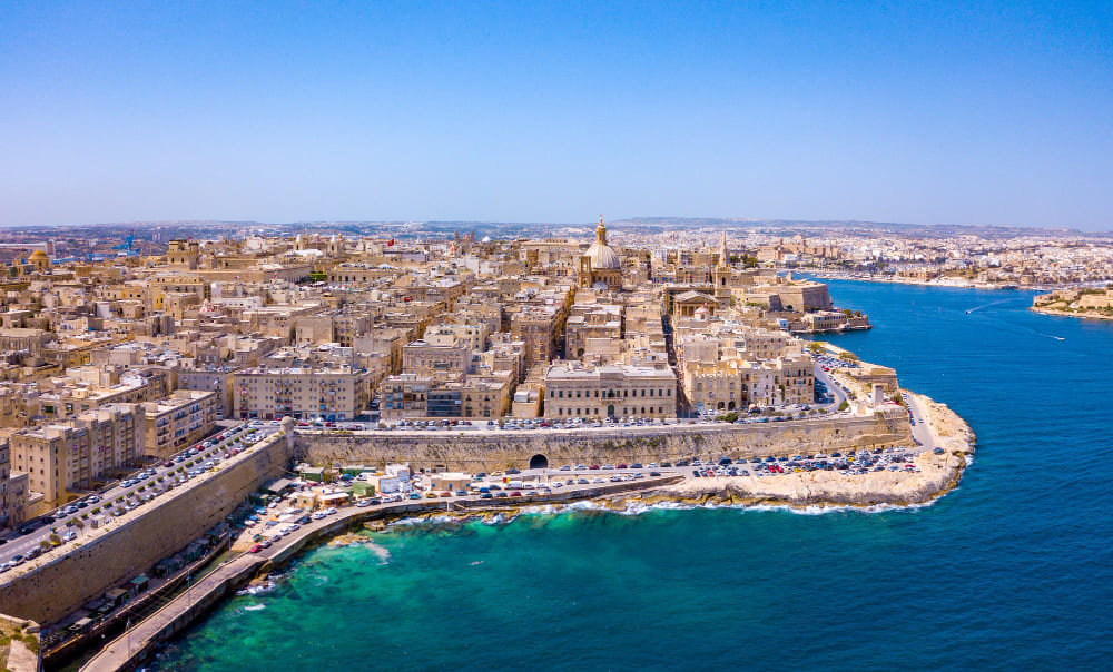 Przewodnik po zakwaterowaniu na Malcie: Gdzie nocować, by w pełni odkryć uroki wyspy?